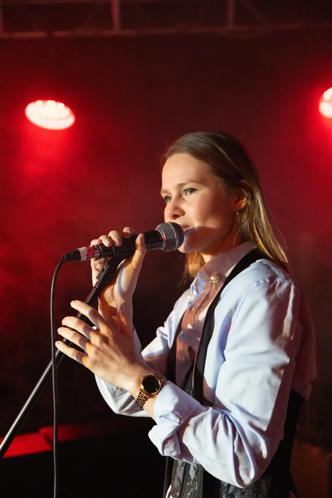 Marina Malina focused during a live vocal performance